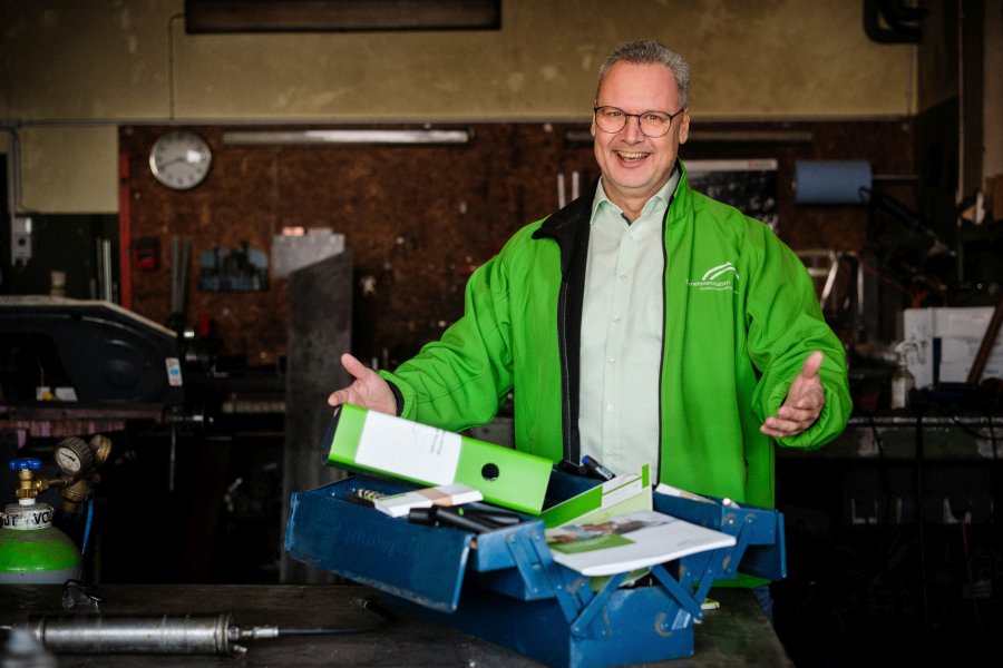 Arne Bär mit seinen Führungswerkzeugen für Handwerksmeister