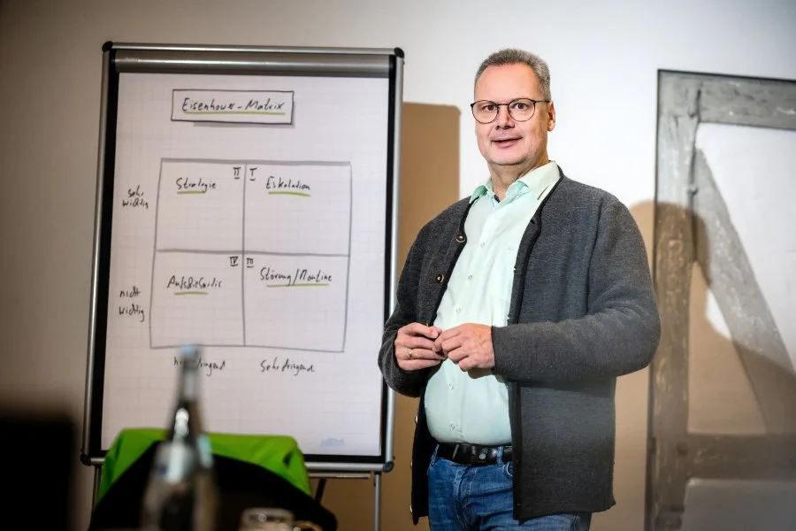 Arne Bär steht im Seminar vor einem Flipchart